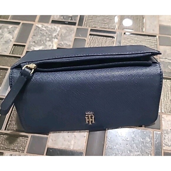 Tommy Hilfiger Trifold Checkbook Wallet Credit Cards Lots of Storage - Picture 9 of 9